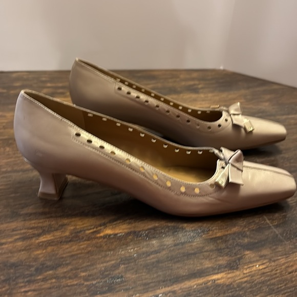 Stuart Weitzman Pearl Ivory Pumps - Size 9.5N - Picture 4 of 9